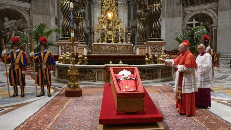 Ce a apărut pe cer în timpul înmormâtării lui Papa Francisc: „Poarta Raiului s-a deschis pentru el”. Imaginile uluitoare