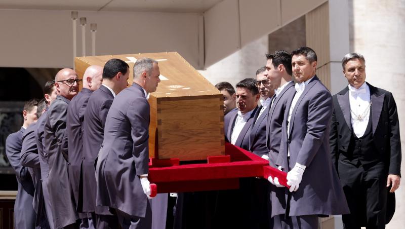 Ce a apărut pe cer în timpul înmormâtării lui Papa Francisc: „Poarta Raiului s-a deschis pentru el”. Imaginile uluitoare