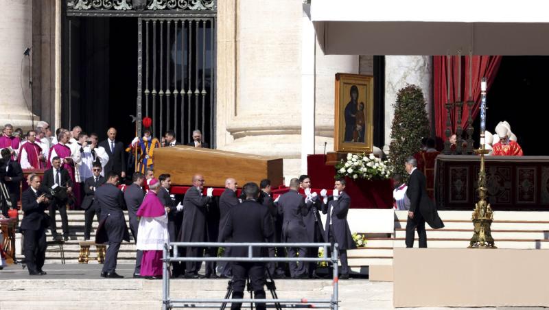 Ce a apărut pe cer în timpul înmormâtării lui Papa Francisc: „Poarta Raiului s-a deschis pentru el”. Imaginile uluitoare