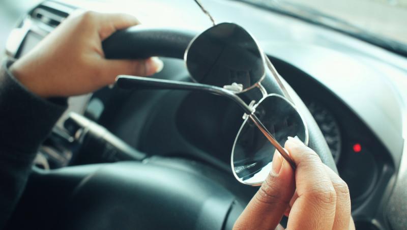 15 lucruri pe care să nu le lași niciodată în mașină! Ochelarii și loțiunea de plajă, printre obiectele de pe listă