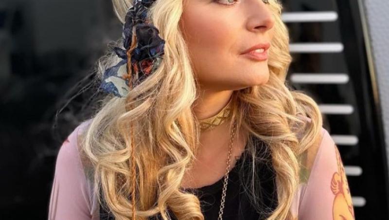 Cum arată Laura Cosoi în costum de baie, după patru nașteri. Vedeta a impresionat cu fizicul ei de invidiat