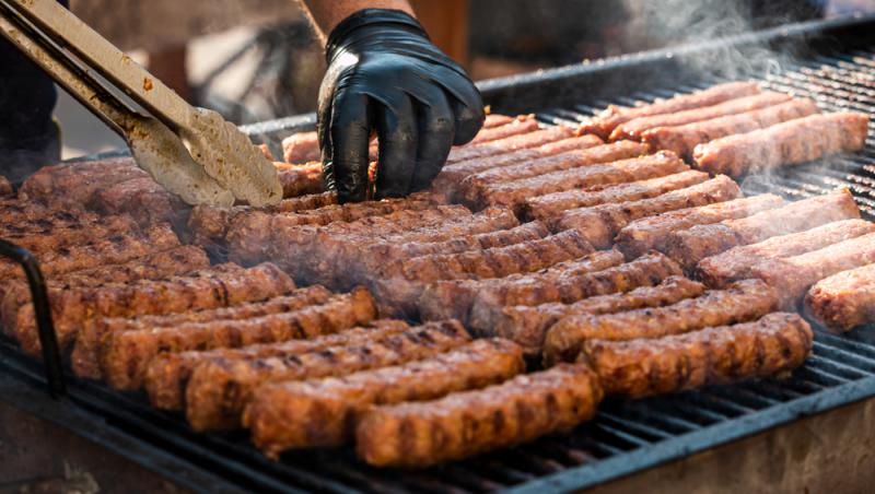 Asociația Pentru Protecția Consumatorilor atrage atenția în privința micilor înainte de 1 mai: „Mititei cu aromă de carne”