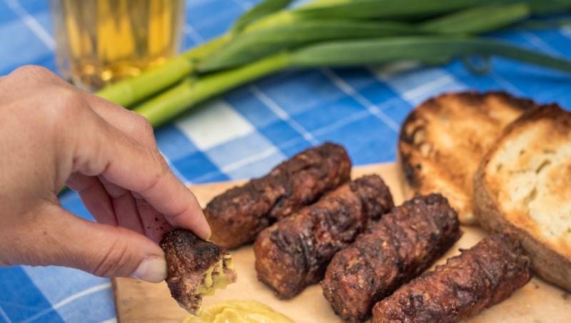 Asociația Pentru Protecția Consumatorilor atrage atenția în privința micilor înainte de 1 mai: „Mititei cu aromă de carne”