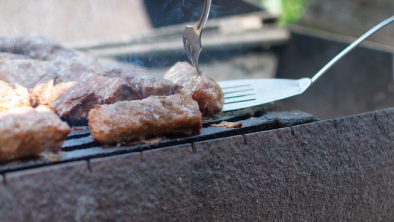 Asociația Pentru Protecția Consumatorilor atrage atenția în privința micilor înainte de 1 mai: „Mititei cu aromă de carne”