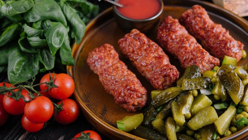 Asociația Pentru Protecția Consumatorilor atrage atenția în privința micilor înainte de 1 mai: „Mititei cu aromă de carne”