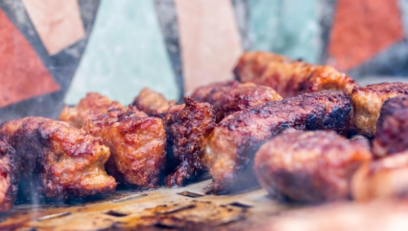 Asociația Pentru Protecția Consumatorilor atrage atenția în privința micilor înainte de 1 mai: „Mititei cu aromă de carne”