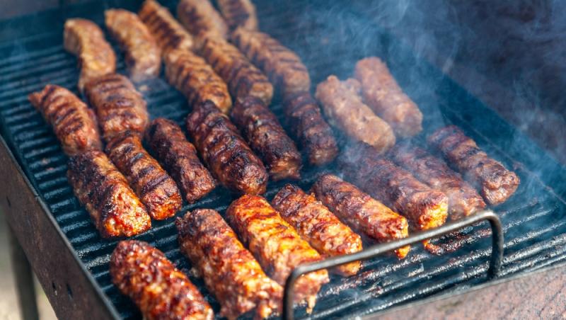Asociația Pentru Protecția Consumatorilor atrage atenția în privința micilor înainte de 1 mai: „Mititei cu aromă de carne”