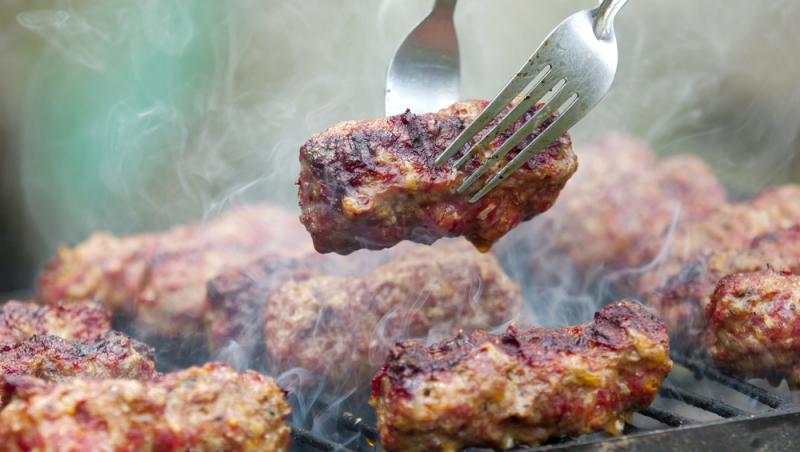 Asociația Pentru Protecția Consumatorilor atrage atenția în privința micilor înainte de 1 mai: „Mititei cu aromă de carne”