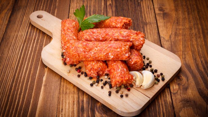 Asociația Pentru Protecția Consumatorilor atrage atenția în privința micilor înainte de 1 mai: „Mititei cu aromă de carne”