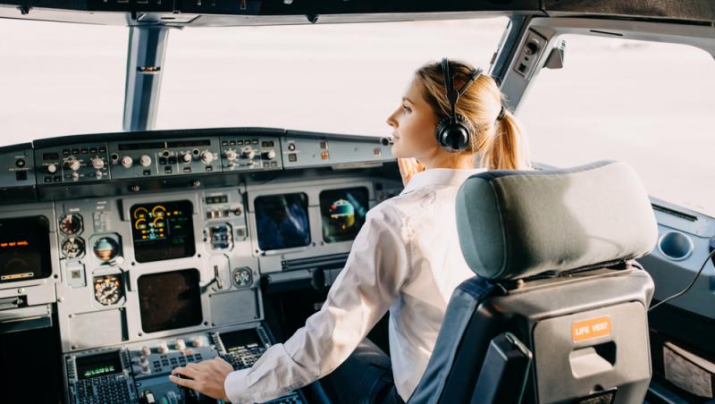 femeie pilot la bordul unei aeronave