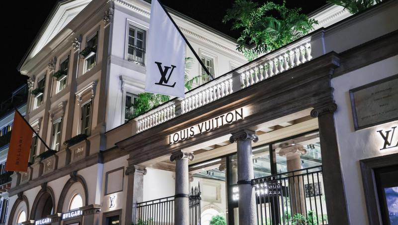 Cât costă să iei masa în noua cafenea Louis Vuitton. Un român a împărtășit experiența din Milano