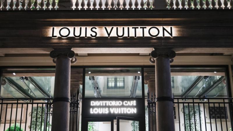Cât costă să iei masa în noua cafenea Louis Vuitton. Un român a împărtășit experiența din Milano