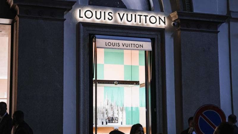 Cât costă să iei masa în noua cafenea Louis Vuitton. Un român a împărtășit experiența din Milano