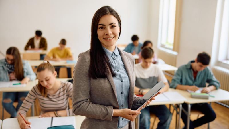 Vești bune pentru români! Guvernul deblochează angajările în școli. Câte posturi sunt scoase la concurs
