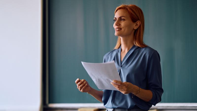 O profesoară blondă în fața clasei