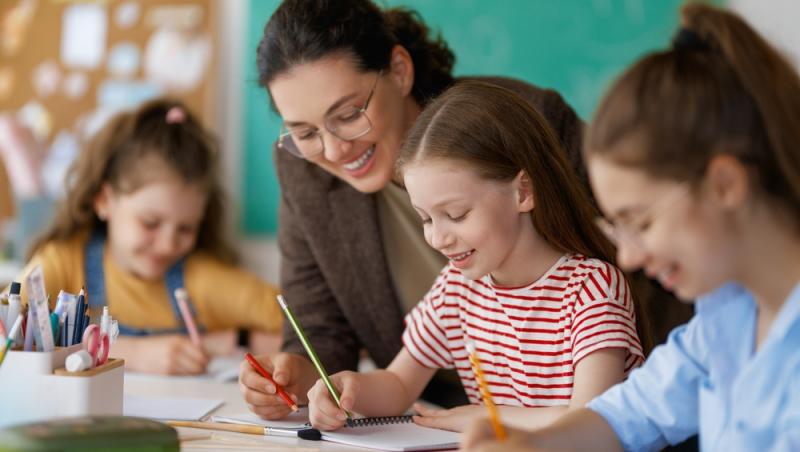 Vești bune pentru români! Guvernul deblochează angajările în școli. Câte posturi sunt scoase la concurs