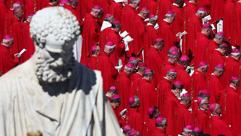 statuie, iar la baza ei conclavul în timpul înmormântării papei francisc