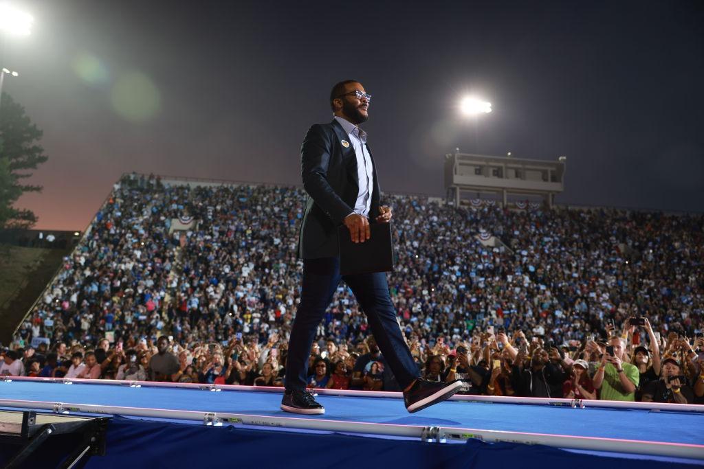 Tyler Perry îmbrăcat elegant mergând pe scenă