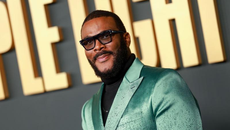Tyler Perry îmbrăcat cu un sacou verde peste o bluză neagră