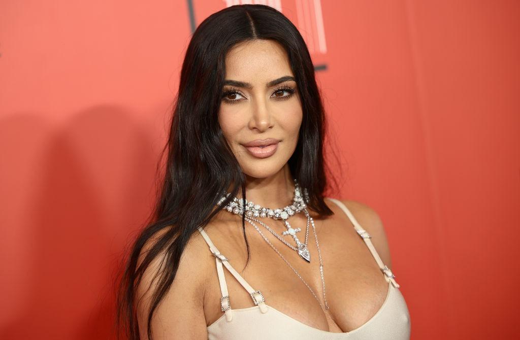 Kim Kardashian îmbrăcată cu un top sexy, asortat cu multe bijuterii strălucitoare
