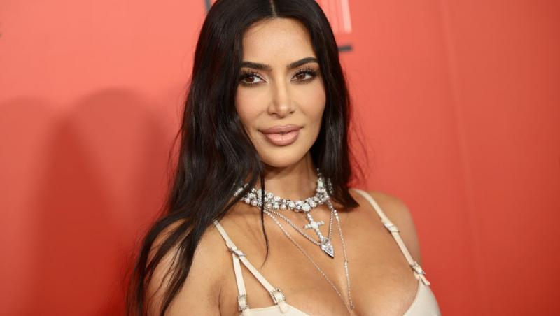 Kim Kardashian îmbrăcată cu un top sexy, asortat cu multe bijuterii strălucitoare