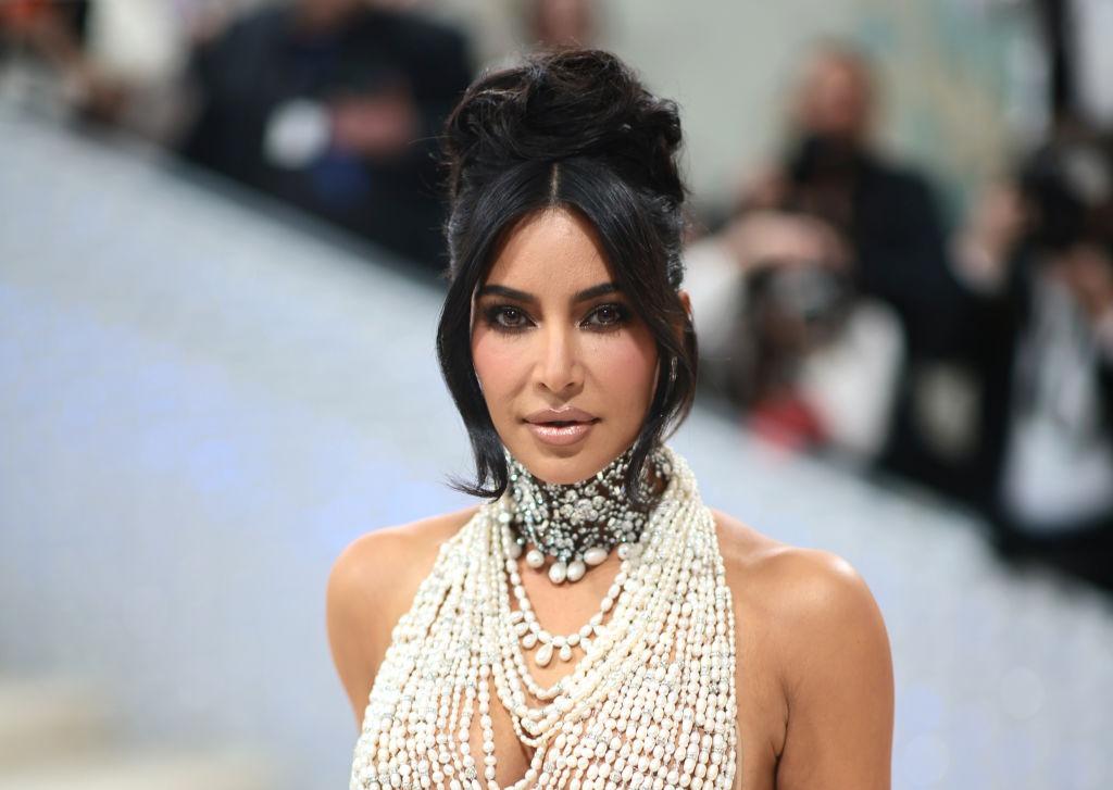 Kim Kardashian purtând mai multe coliere din perle și un chocker cu pietre strălucitoare