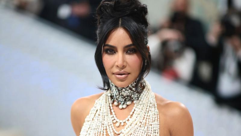 Kim Kardashian purtând mai multe coliere din perle și un chocker cu pietre strălucitoare