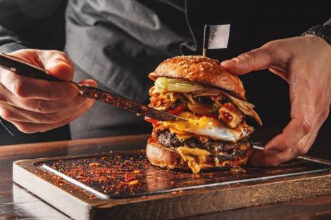 10 toppinguri pentru burger pe care trebuie să le încerci pentru o experiență inedită