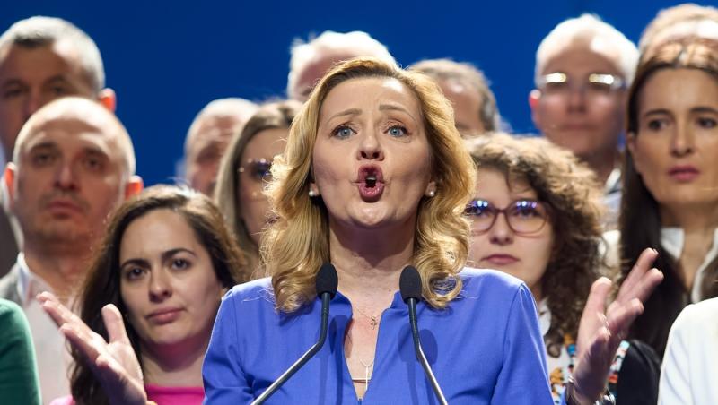 Cât costă rochia pe care a purtat-o Elena Lasconi la dezbaterea electorală. Piesa vestimentară aparține brandului Andreei Raicu