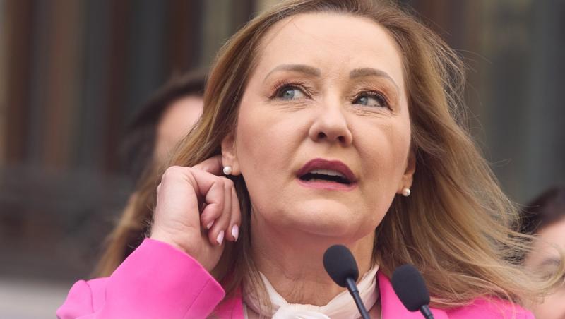 Cât costă rochia pe care a purtat-o Elena Lasconi la dezbaterea electorală. Piesa vestimentară aparține brandului Andreei Raicu