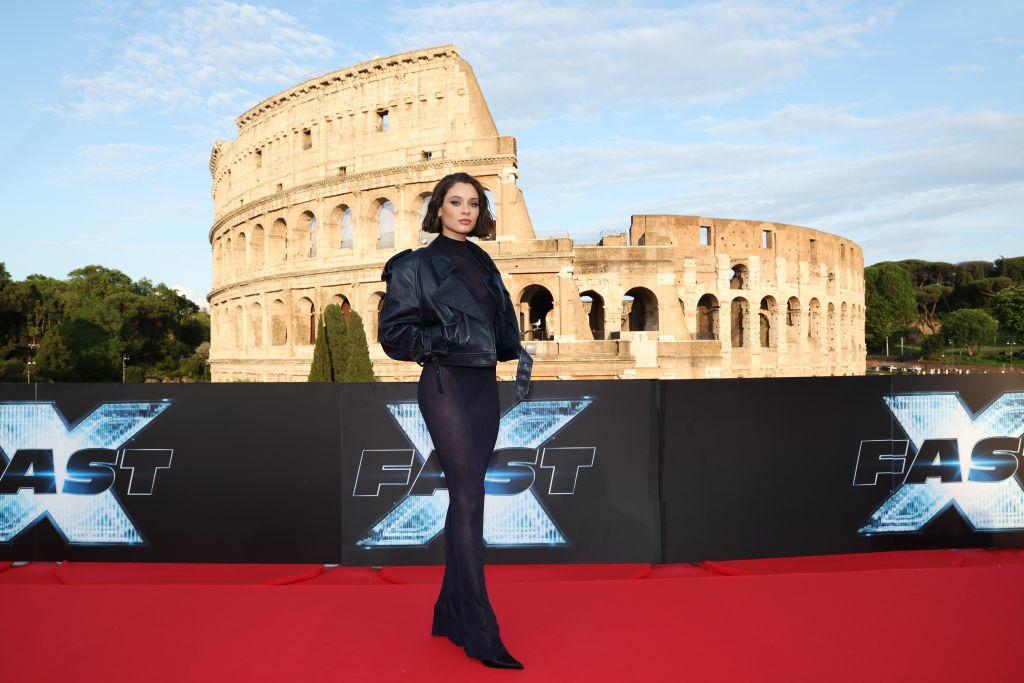 Meadow Walker îmbrăcată într-o ținută complet neagră, pe covorul roșu