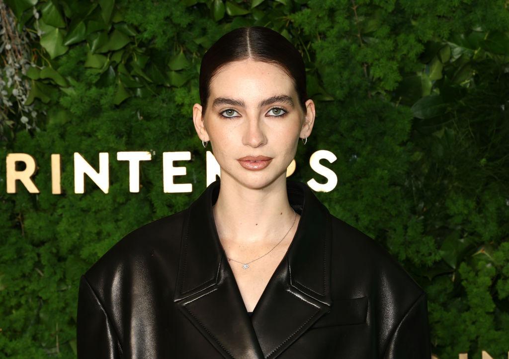 Meadow Walker îmbrăcată cu o geacă neagră din piele