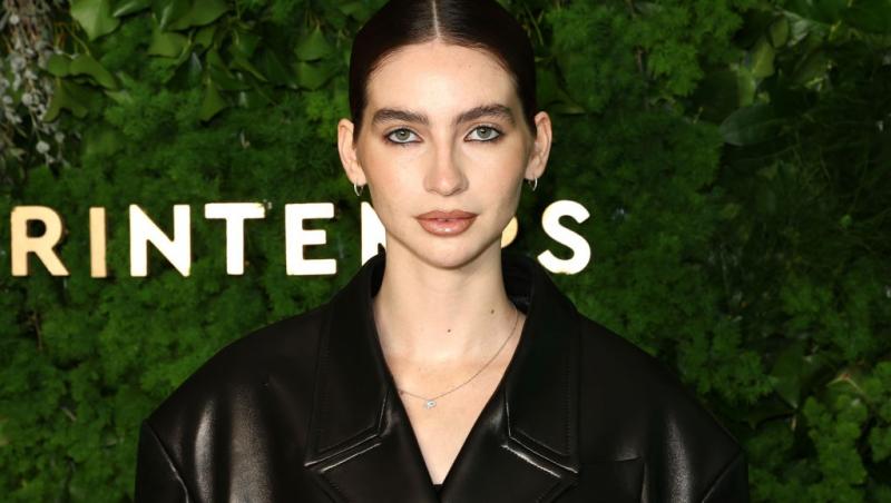 Meadow Walker îmbrăcată cu o geacă neagră din piele