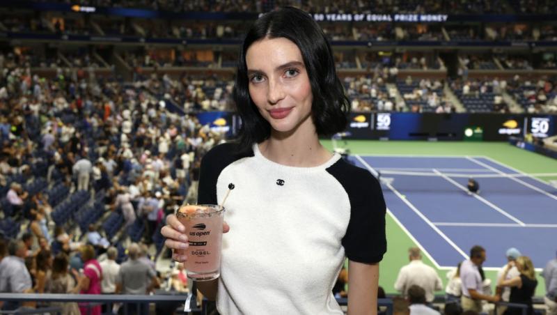 Meadow Walker îmbrăcată cu un tricou alb-neagru, la un meci de tenis