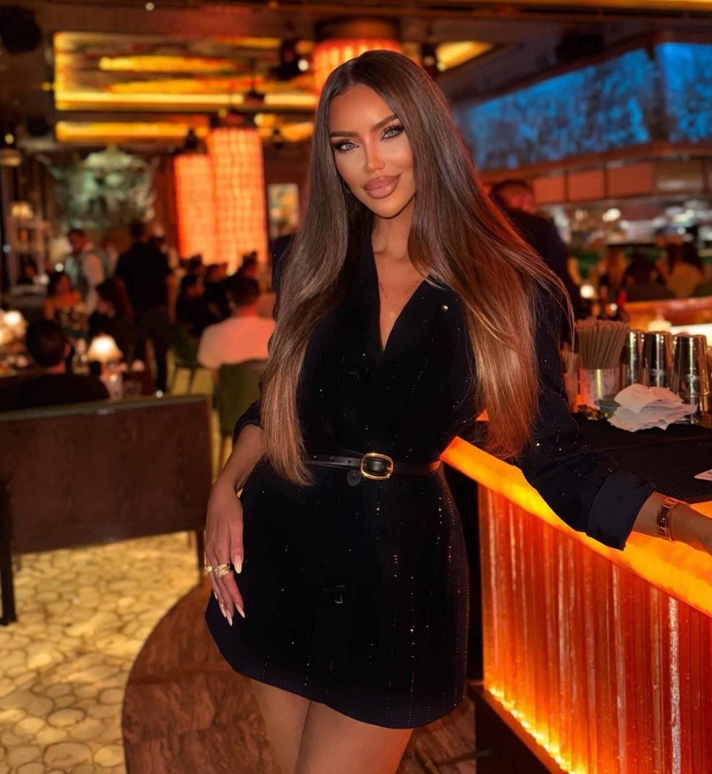 Bianca Dragușanu îmbrăcată într-o ținută neagră strălucitoare, la un restaurant