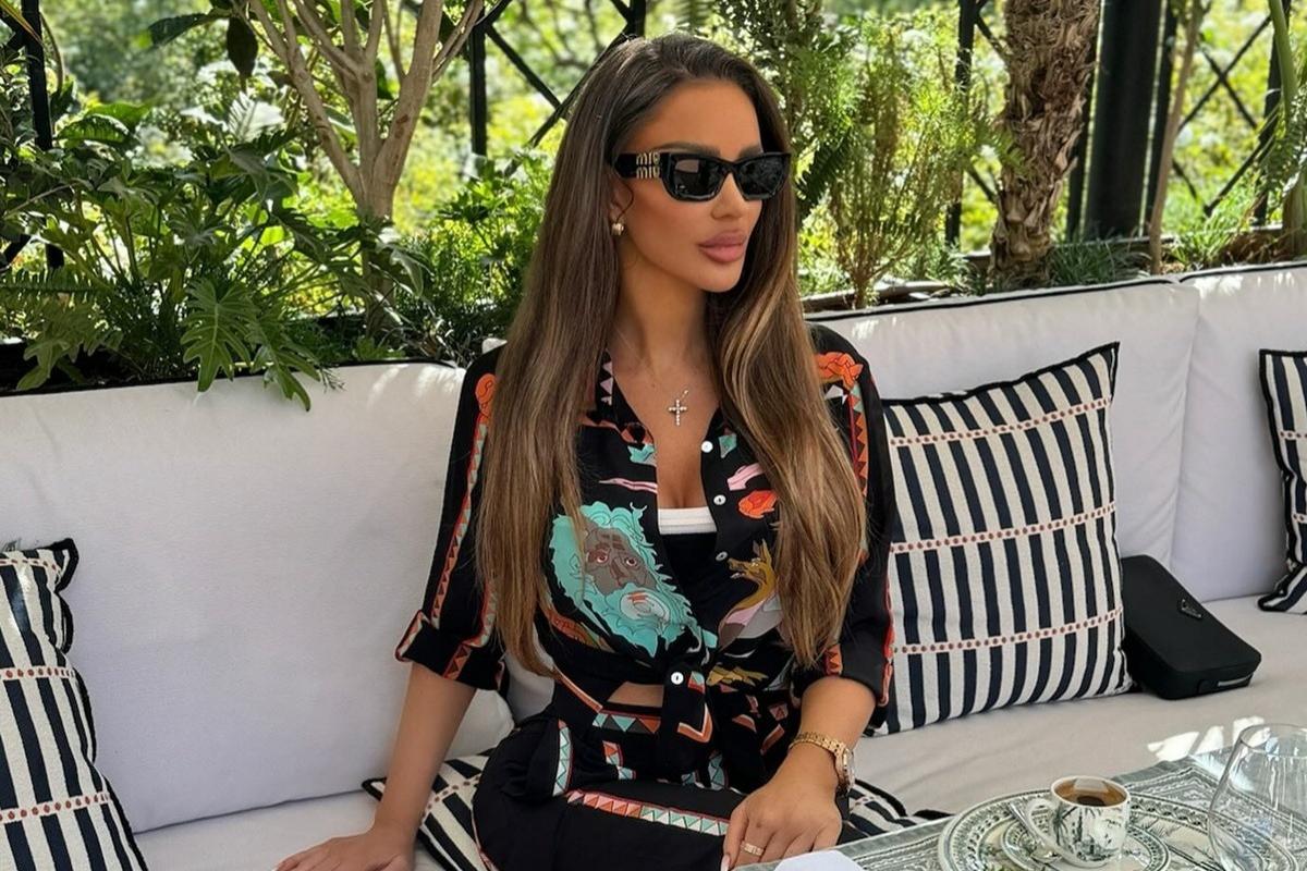 Bianca Dragușanu îmbrăcată într-o ținută neagră la un restaurant