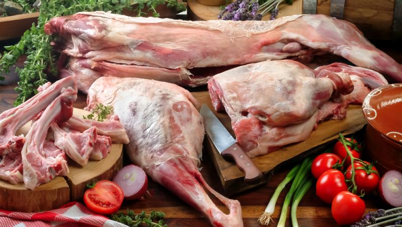 Cât a ajuns să coste kilogramul de carne de miel înainte de Paște. Românii au nevoie de un buget considerabil pentru sărbători