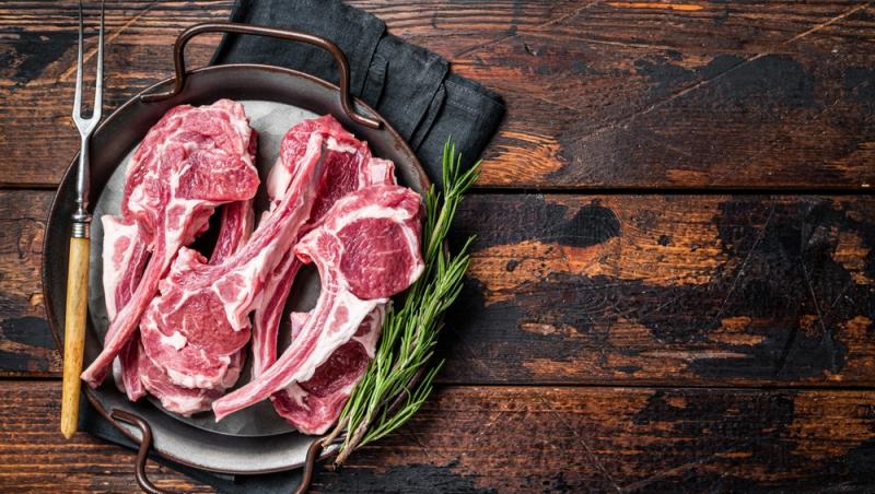 Cât a ajuns să coste kilogramul de carne de miel înainte de Paște. Românii au nevoie de un buget considerabil pentru sărbători