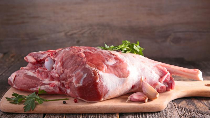 Cât a ajuns să coste kilogramul de carne de miel înainte de Paște. Românii au nevoie de un buget considerabil pentru sărbători
