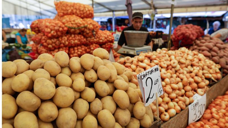 Tarabă la piață cu legume: ceapă, cartofi