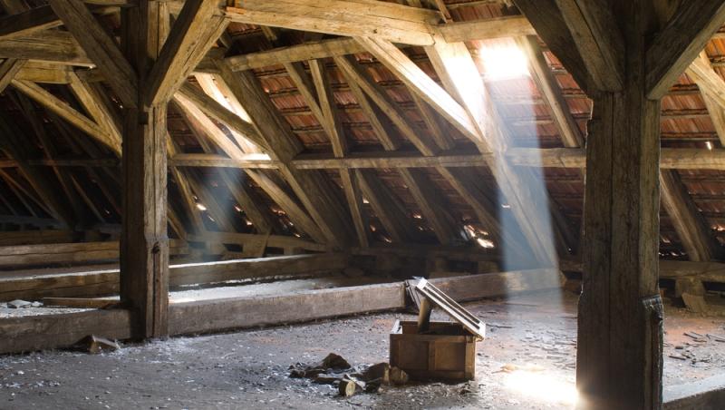 imagine cu o cutie in mijlocul unui pod din casa veche