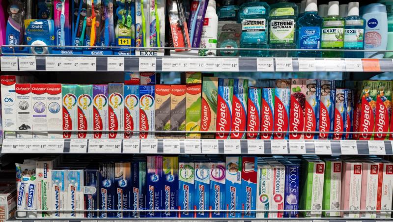 Paste de dinți la raftul unui magazin