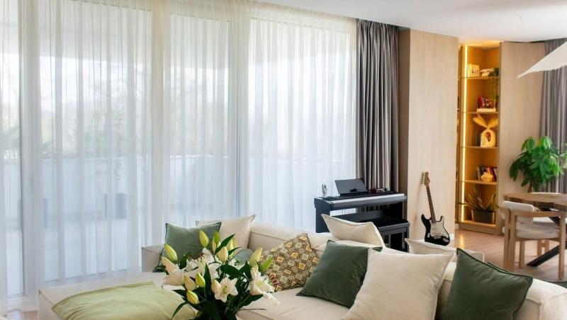 O imagine cu livingul din noua casă a celor doi