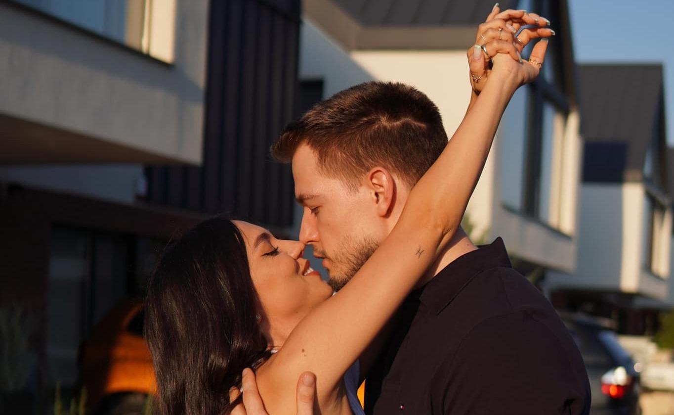 Mira și Levi Elekes îmbrățișându-se romantic