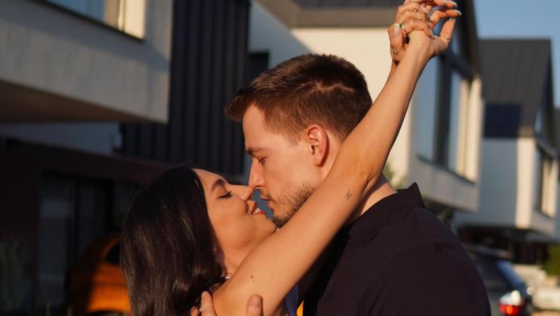 Mira și Levi Elekes îmbrățișându-se romantic