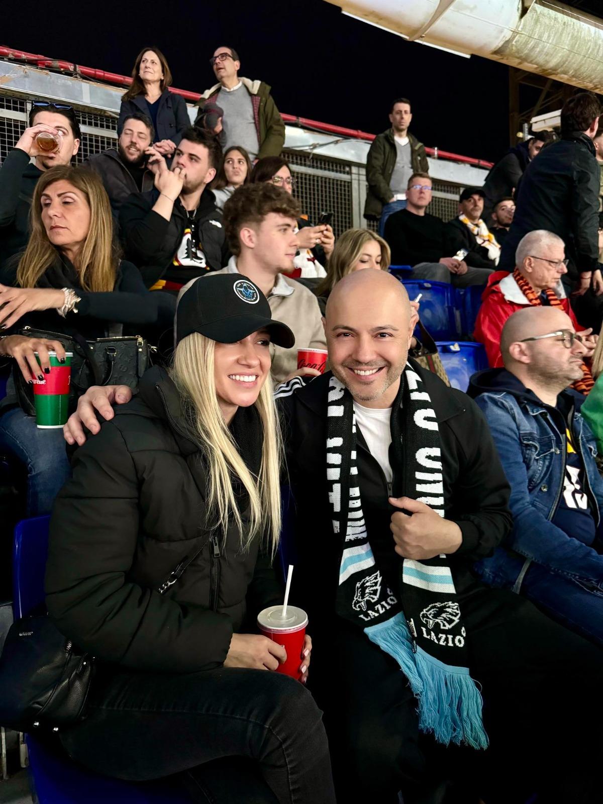 Mihai Mitoșeru alături de o femeie, îmbrăcați casual, participând la un meci