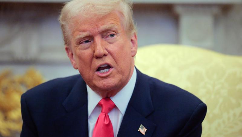 O poză cu Donald Trump într-un costum negru cu cravată roșie