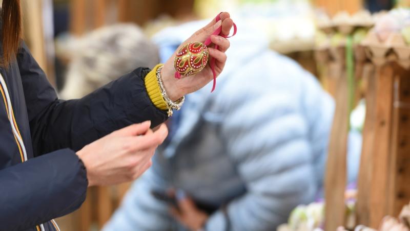 femeie care se uită la un ou încondeiat