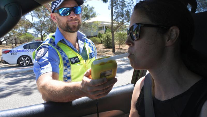 Un polițist și-a făcut un drugtest de 1 aprilie şi a ieşit pozitiv. Acum este cercetat. Ce au arătat analizele de sânge