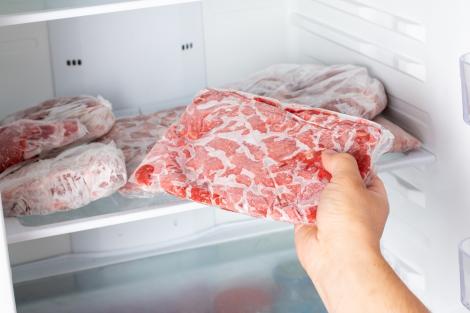 Cum se dezgheață carnea în mai puțin de 5 minute. Trucul le ajută pe gospodine în pregătirile de Paște